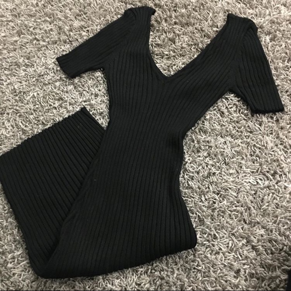 backless black dress